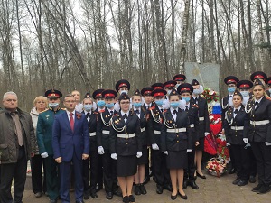 В преддверии Дня Победы вороновцы возложили цветы к братским могилам