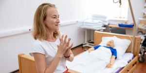 Первая помощь и уход: специалисты симуляционного центра проведут онлайн-занятия