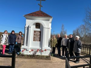 Депутат муниципального округа Вороново Алевтина Образцова приняла участие в благоустройстве территории.