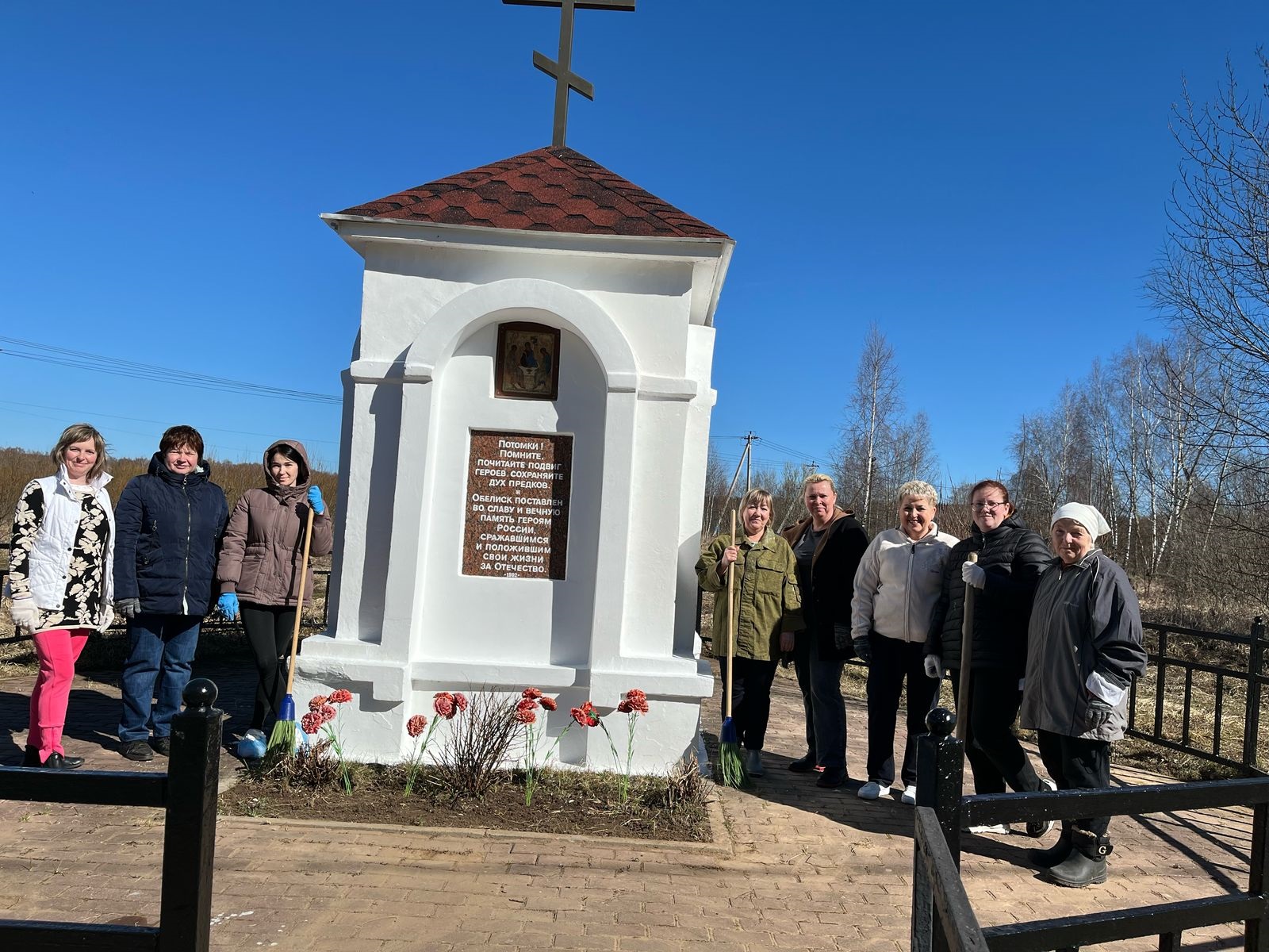 Депутат муниципального округа Вороново Алевтина Образцова приняла участие в благоустройстве территории.