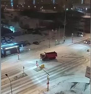 Столичные Госавтоинспекторы привлекли к ответственности водителя грузового автомобиля, демонстрировавшего нарушения правил дорожного движения.