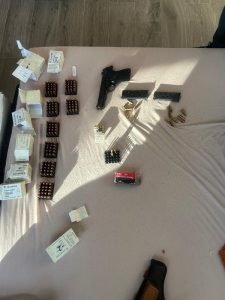 В Новой Москве оперативники уголовного розыска задержали подозреваемого в незаконном хранении пистолета ТТ и более 190 патронов.