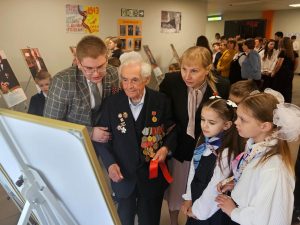 Депутаты  Совета депутатов муниципального округа Вороново приняли участие в открытии выставки фотопортретов ветеранов Великой Отечественной войны.