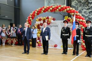 Глава муниципального округа Вороново поздравил выпускников школы №2073