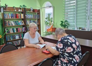 Жители Рогово обсудили с депутатом замену дверей в доме