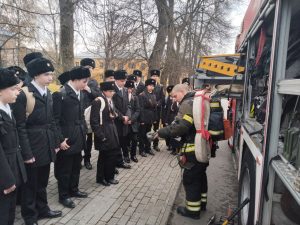 От теории – к практике: московские спасатели проводят интерактивные занятия по безопасности