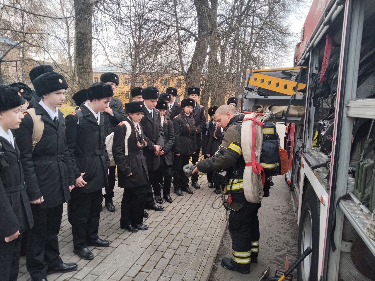 От теории – к практике: московские спасатели проводят интерактивные занятия по безопасности