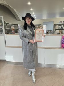 Глава муниципального округа Вороново вручил благодарность индивидуальному предпринимателю.