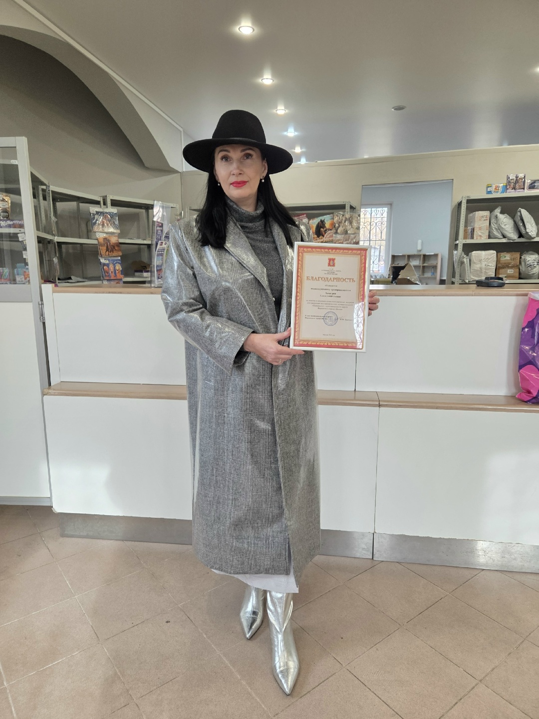 Глава муниципального округа Вороново вручил благодарность индивидуальному предпринимателю.