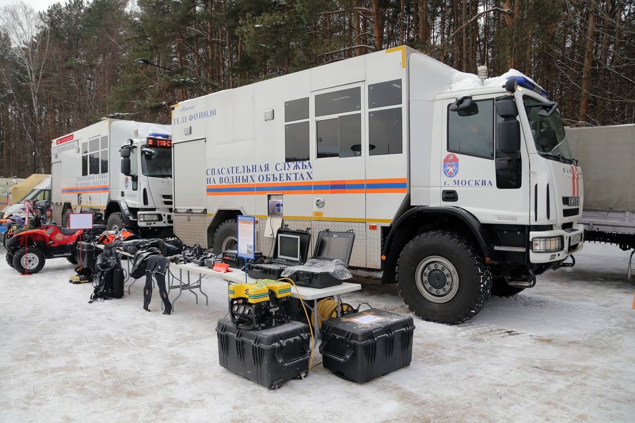 Спасатели в усиленном режиме патрулируют реки и водоемы в Москве.