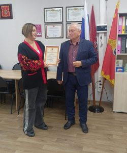 Глава муниципального округа Вороново вручил Благодарность.