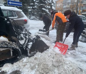 Депутаты Совета депутатов муниципального округа Вороново приняли участие в уборке снега.