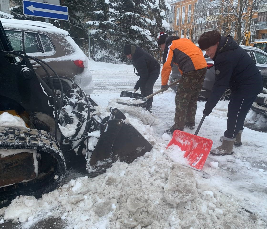 Депутаты Совета депутатов муниципального округа Вороново приняли участие в уборке снега.