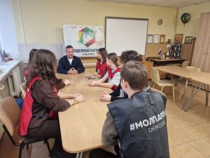 Депутат Совета депутатов муниципального округа Вороново провел встречу с активистами Молодежной палаты.