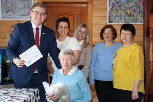 Депутат Совета депутатов муниципального округа Вороново принял участие в поздравлении труженика тыла.